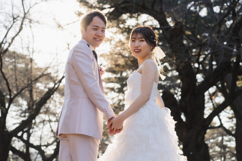 手を繋ぎながら