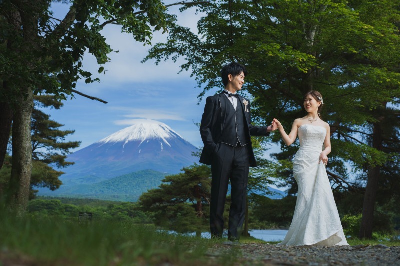 手を取り合って