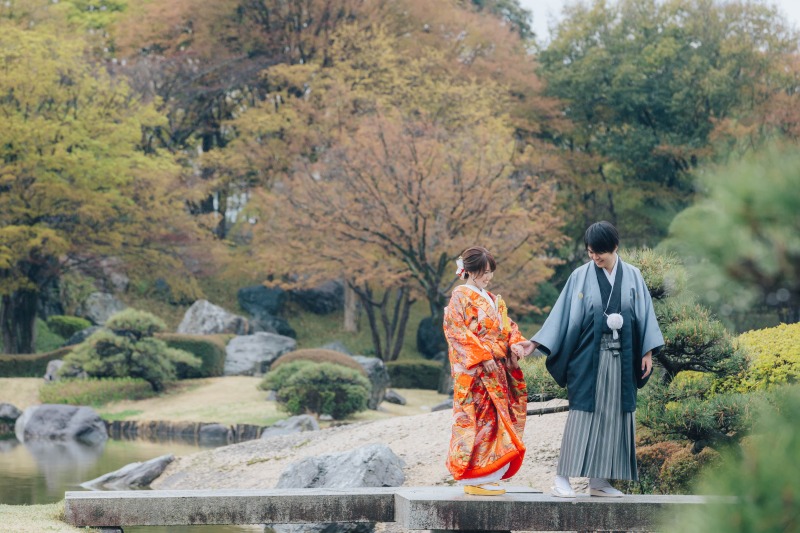 手を取り合って