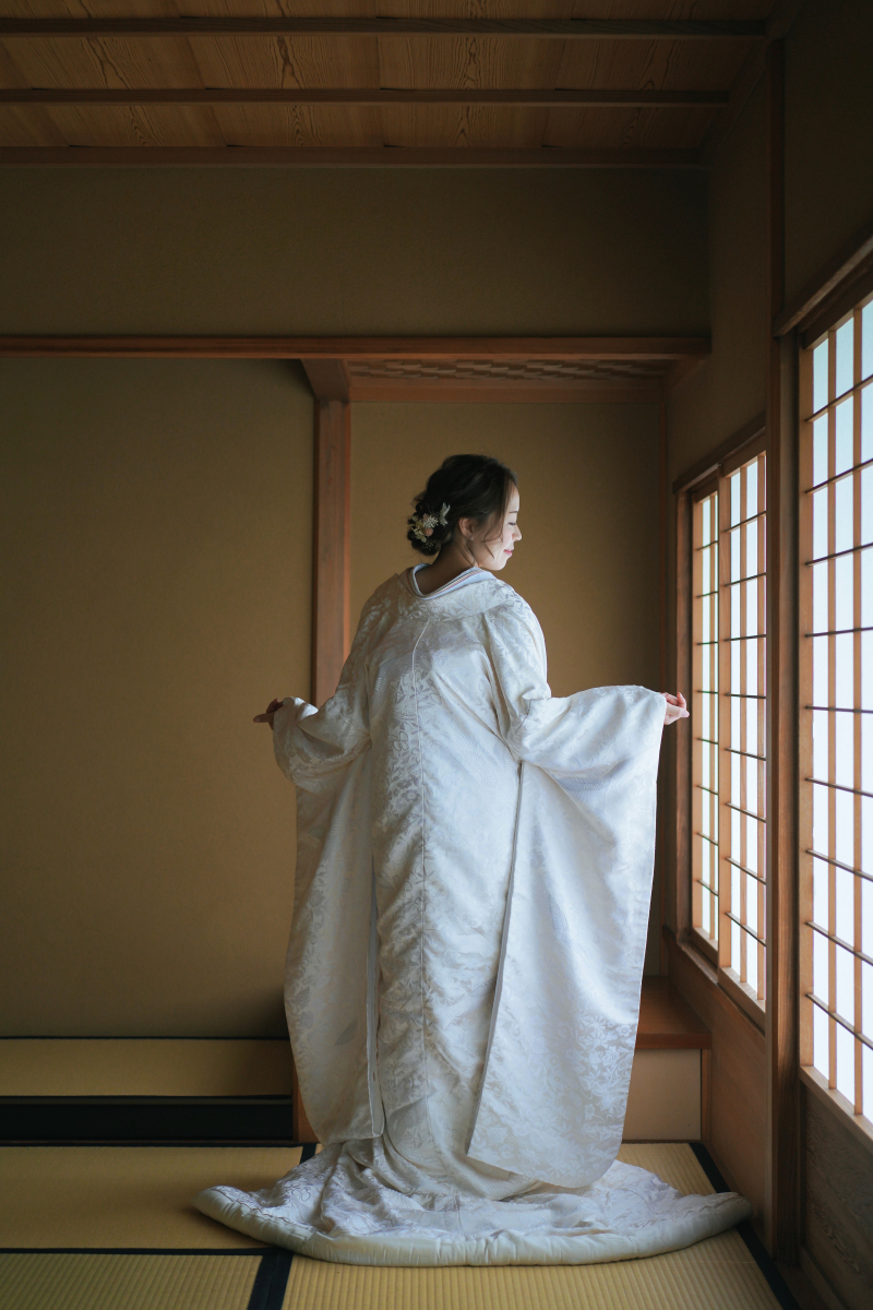 和装の後ろ姿。