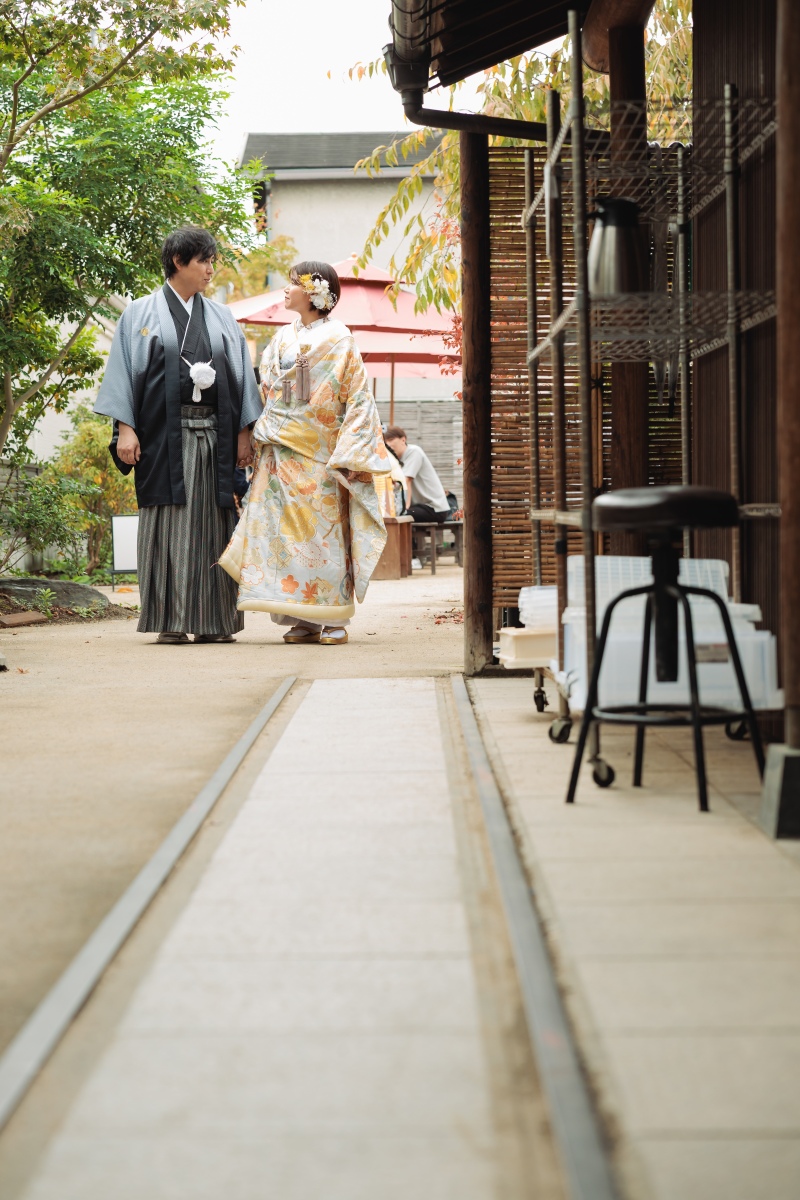 お店の前の道を使って