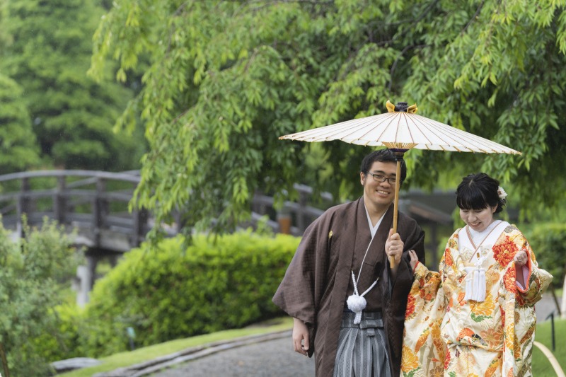 新緑に色打掛が映えますね!