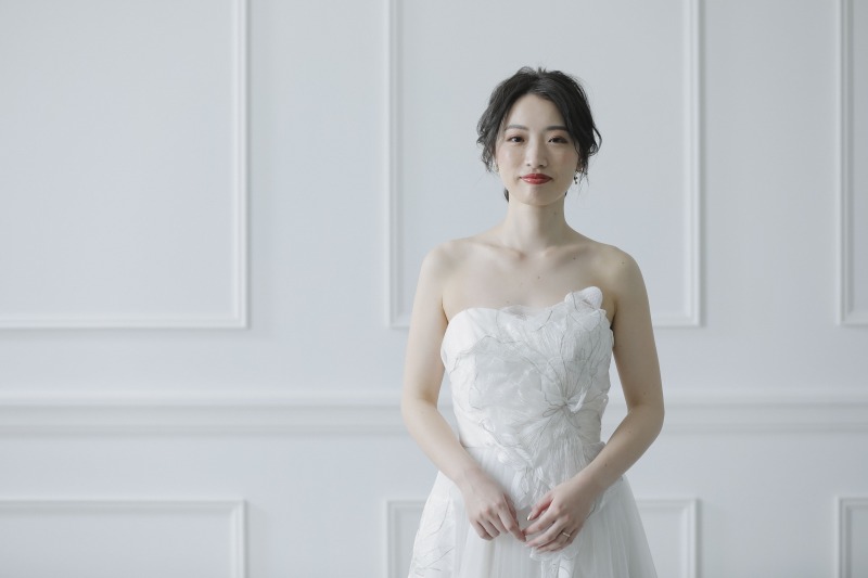 洋装は少しフワッとさせたスタイリッシュなヘア