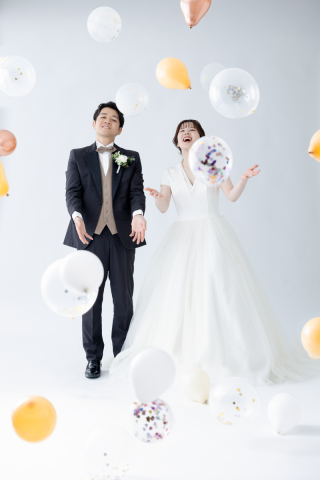 バルーンやコンフェッティなどのフォトアイテムを使った写真も！