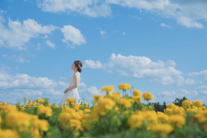 美瑛にて空とお花と新婦さんが可愛い1枚