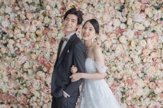 アートフラワーに囲まれた撮影で映えある写真に