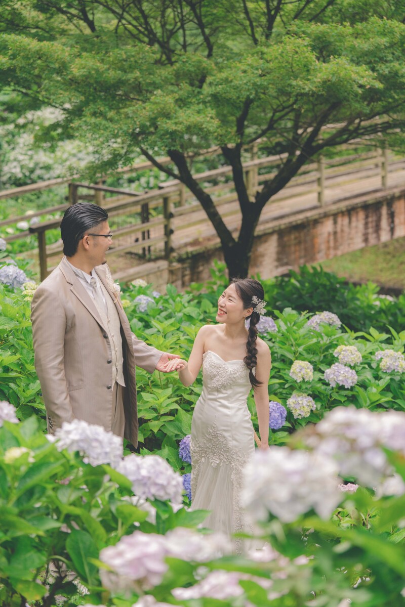 手を取り合うおふたり