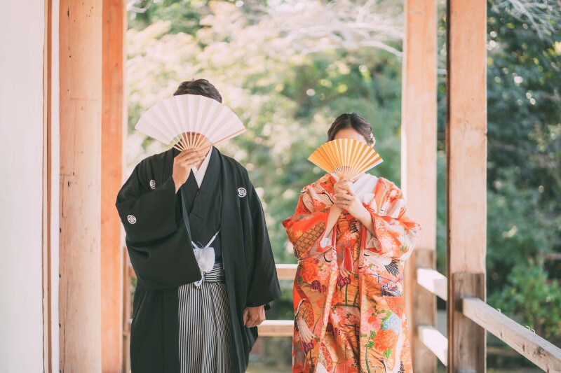 扇子で「お顔隠しショット」