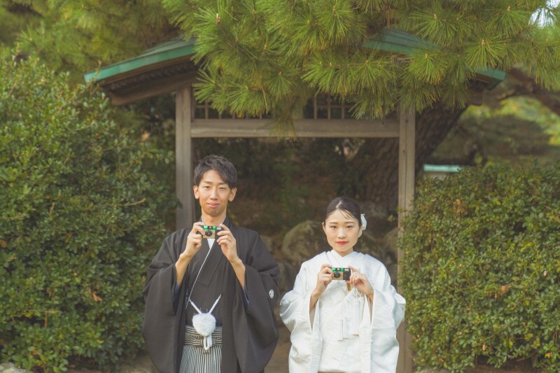 インスタントカメラを持って