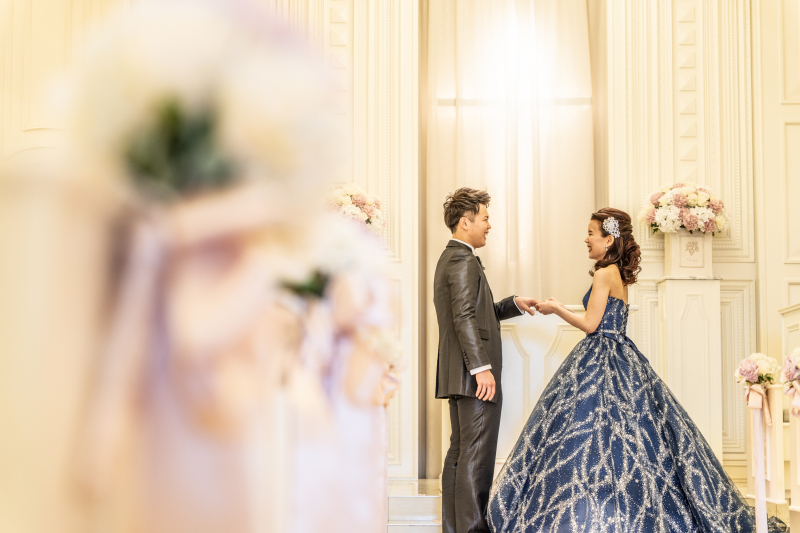 新婦様の薬指にそっとリングを通して