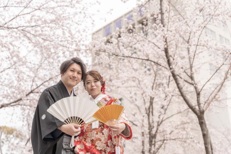 桜をバックにした扇子フォト