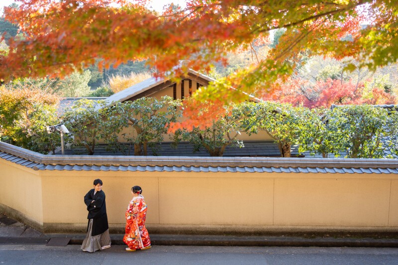 紅葉と建物で風情のあるカット