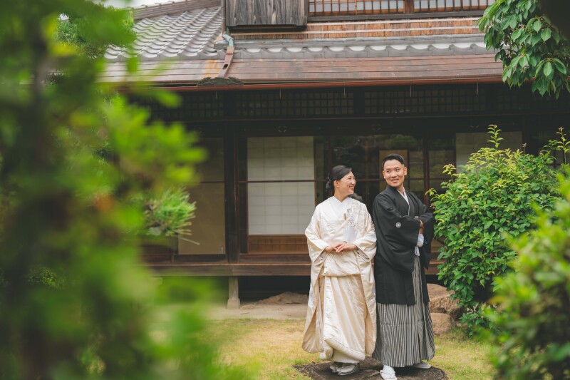 日本家屋を背景に