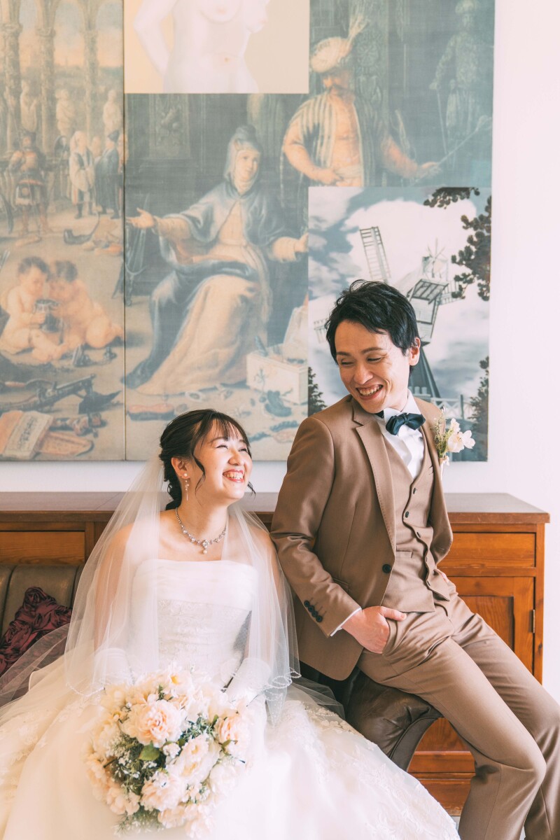 絵画の前で幸せカット