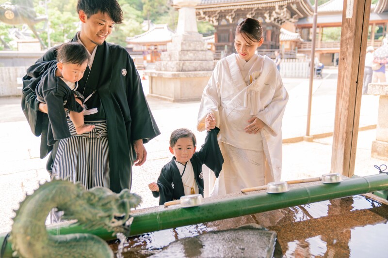 手水舎の竜が気になるお兄ちゃん