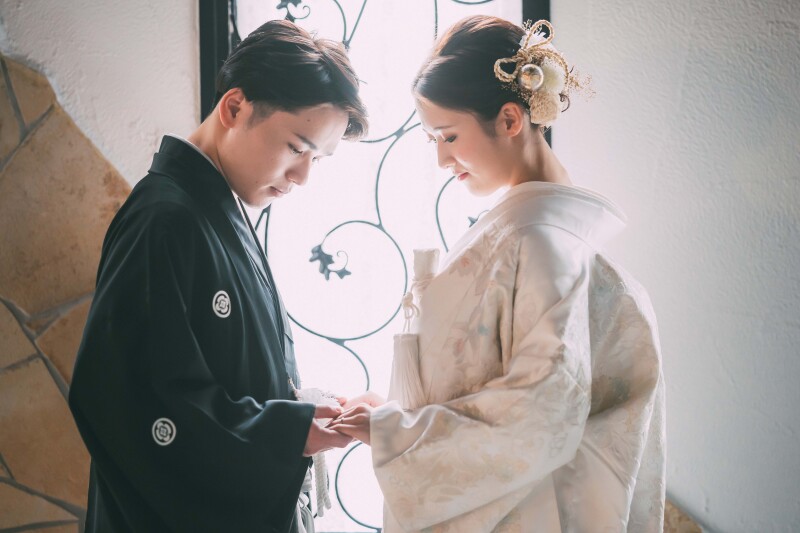 手を取り合うおふたり