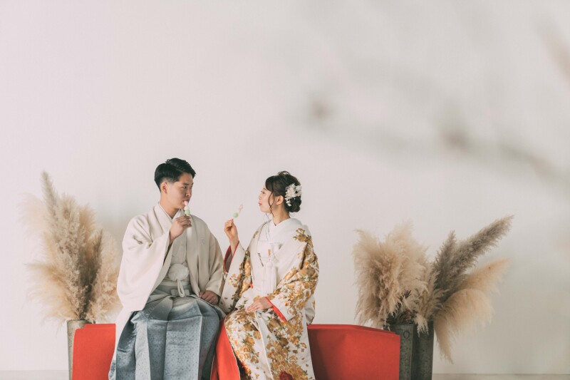 お団子をほおばるおふたり