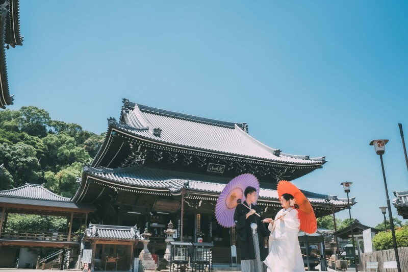 寺院をバックに