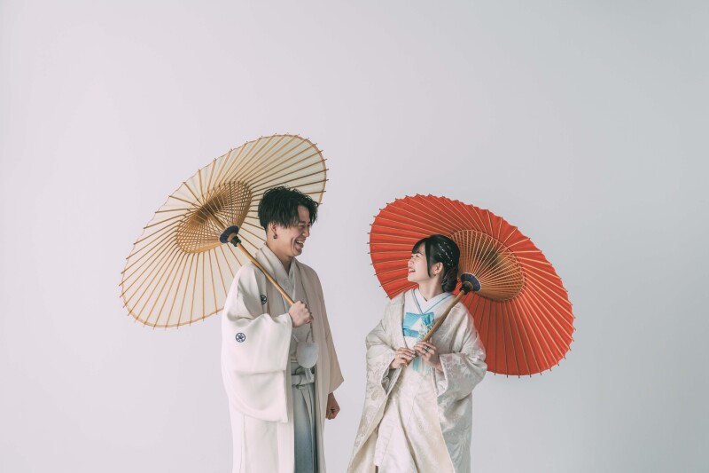 番傘持って見つめ合い