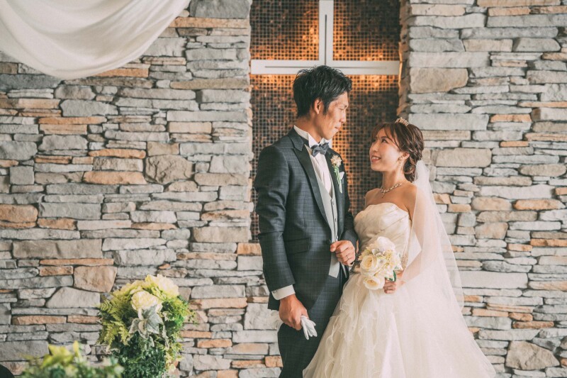 十字架を背景に