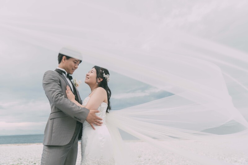 ベールを靡かせて