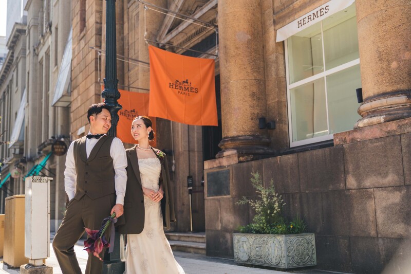 ハイブランドショップの前で