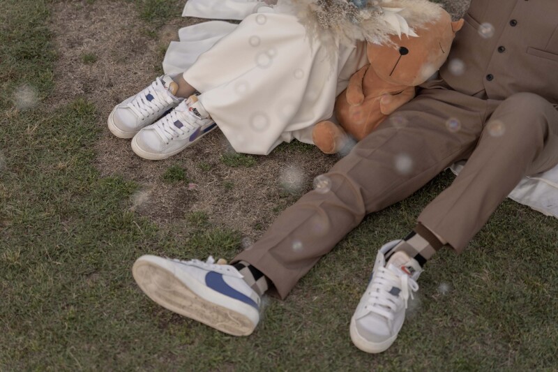 二人の歩みを刻む、おそろいのスニーカー