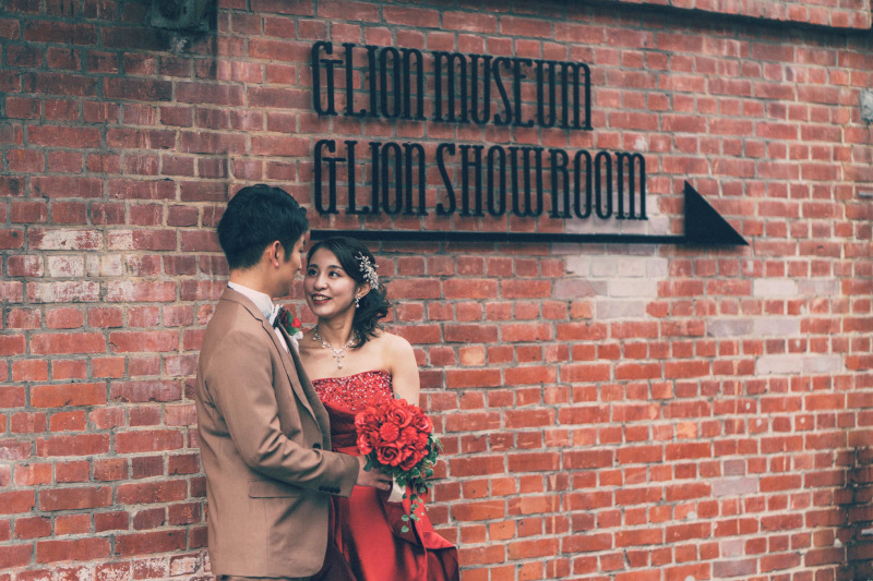 モダンな赤レンガをバックに