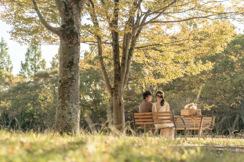 ベンチに腰掛けるおふたり