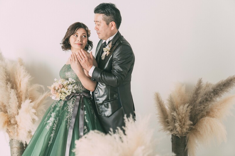 結婚指輪を並べて