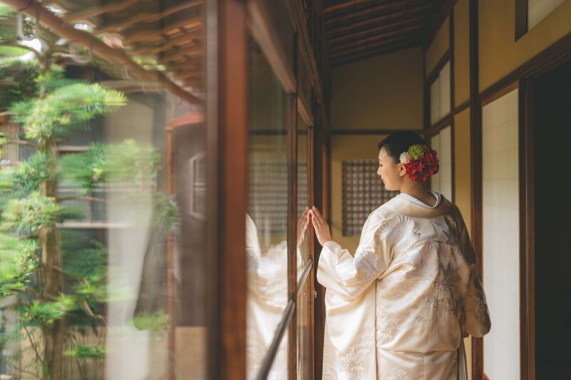 縁側での新婦ソロカット