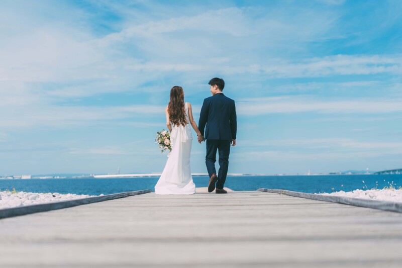 海辺に向かって歩くお二人♪