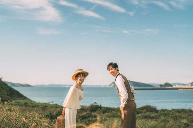 丘の向こうに広がる青い海
