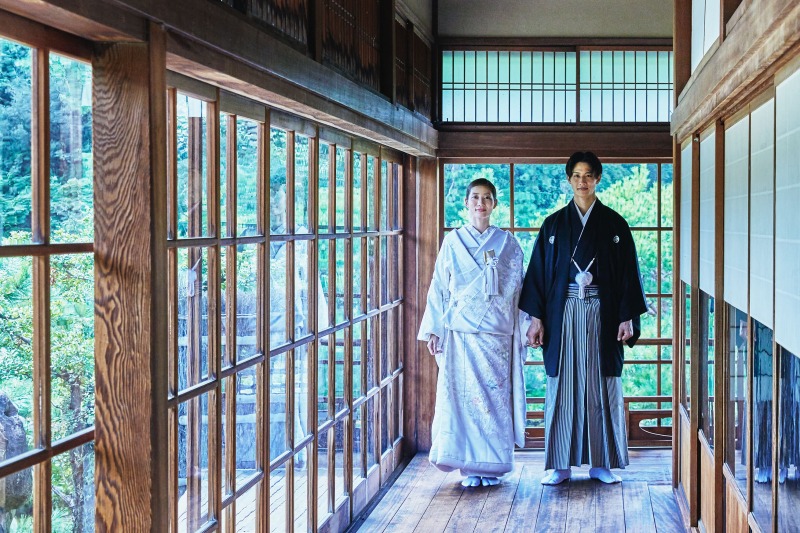 ガラス張りの廊下で芸術的に