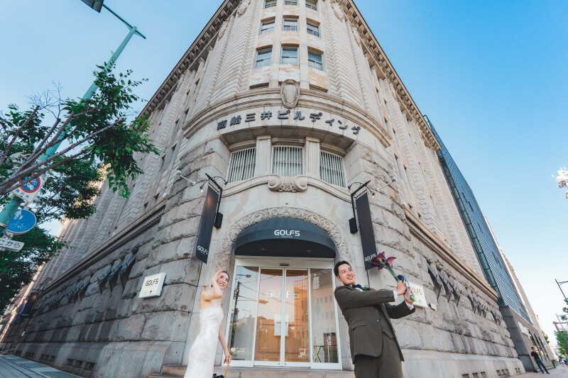 竣工100年の歴史ある建物前で