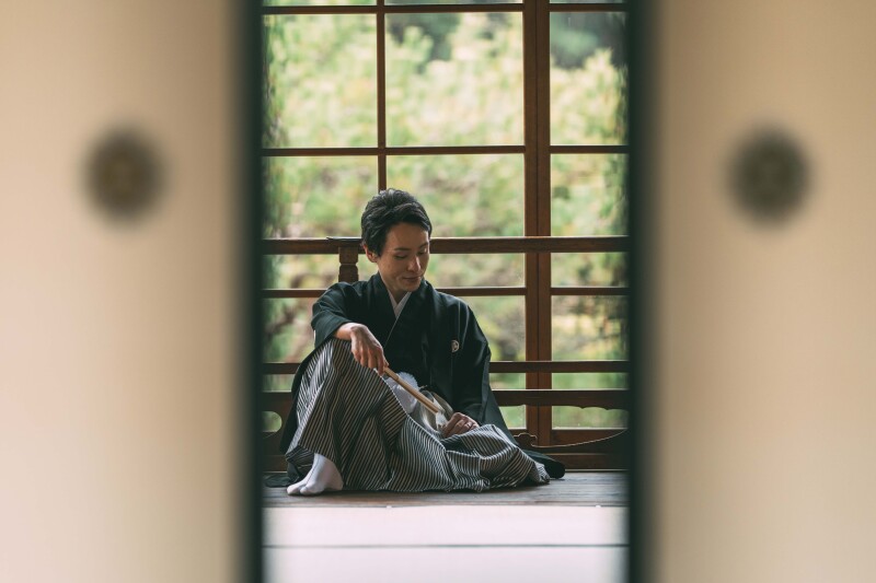 襖から覗く新郎ソロ