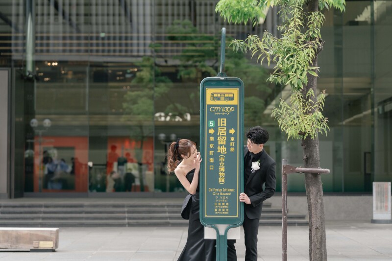 旧居留地を象徴するバス停のサイン