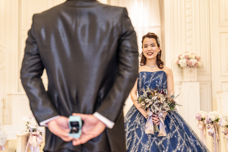 結婚指輪を隠し持って・・・