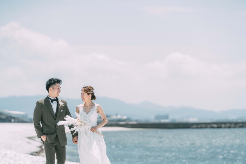 海岸を歩くおふたり