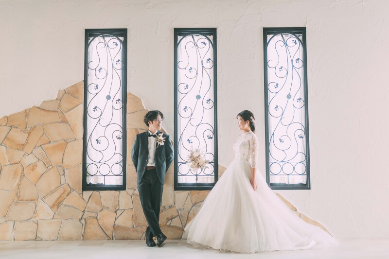 窓際で見つめ合うおふたり