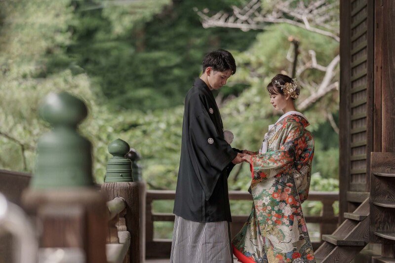 手を取り合って