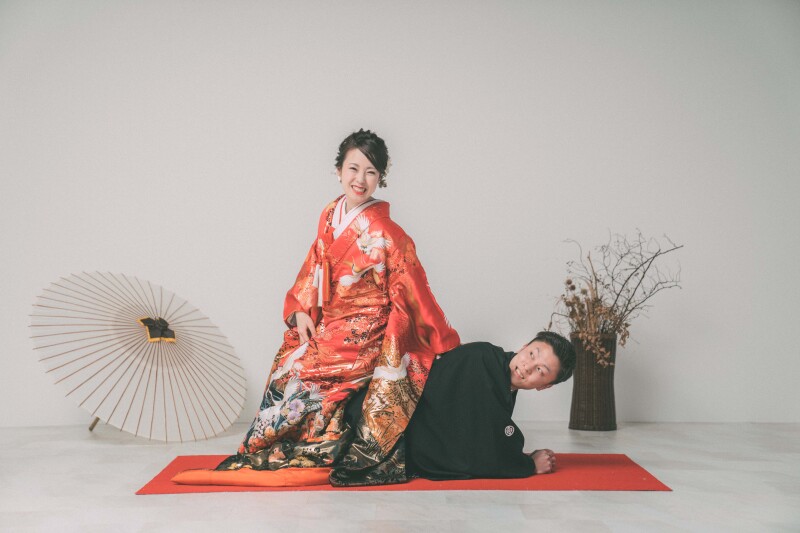 「尻に敷かれる」