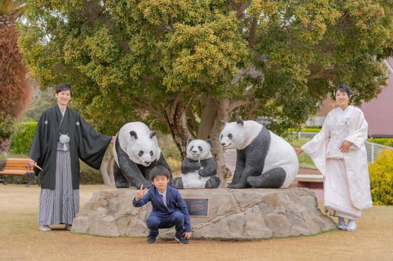 パンダのオブジェの前で