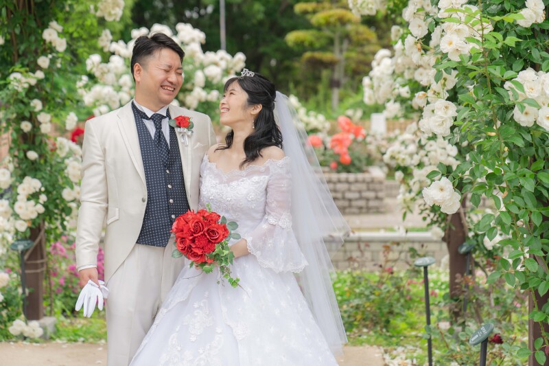 白いバラ園の中で