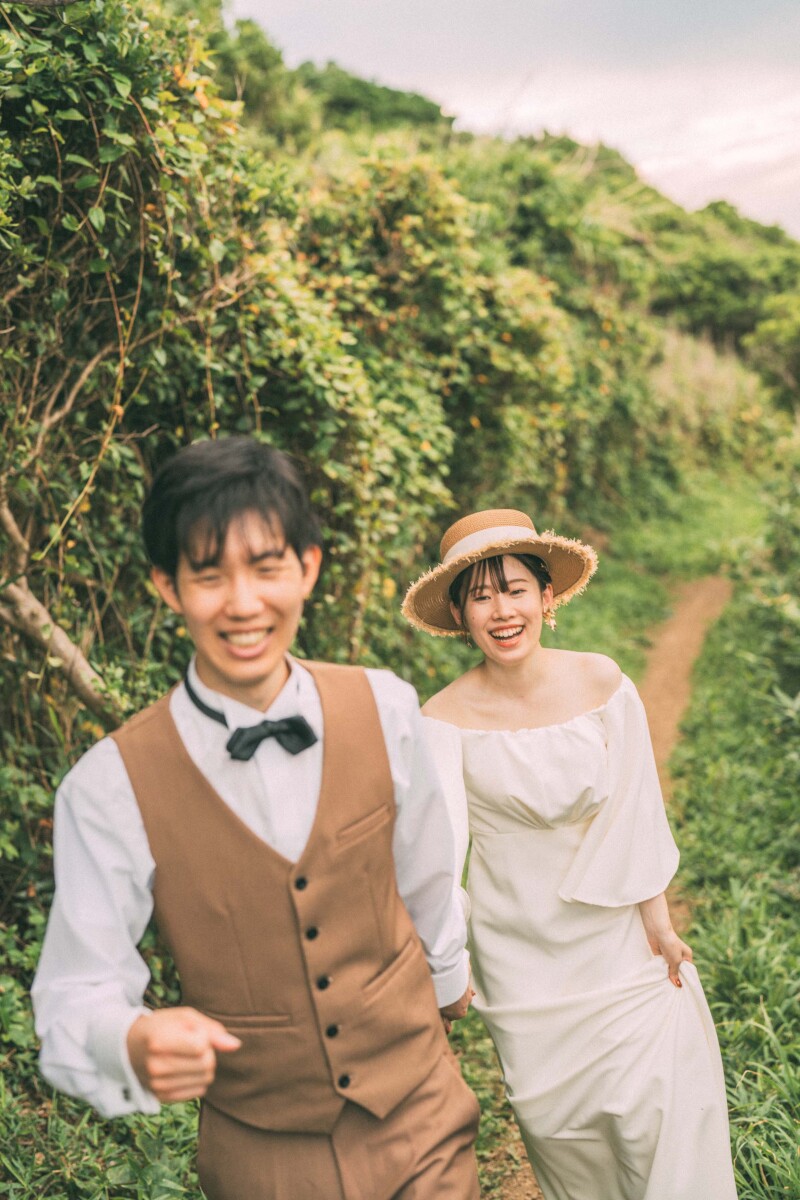 自然の中を駆けるおふたり