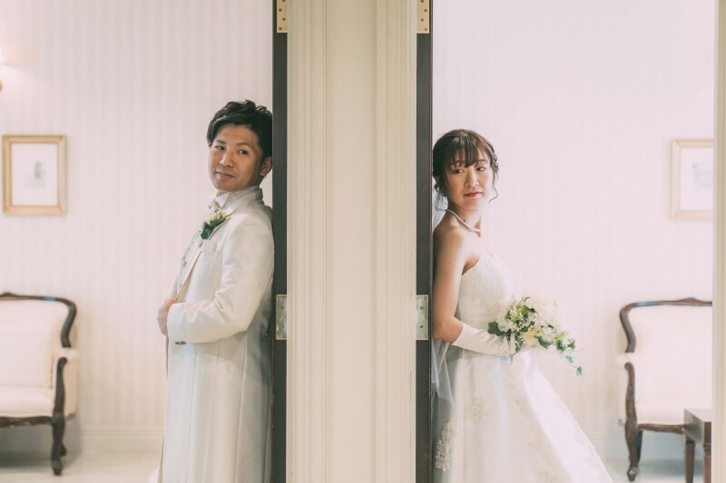 背中越しでも通じ合うおふたり