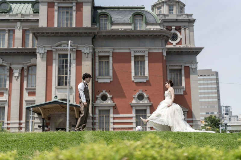 公会堂を背景に♪