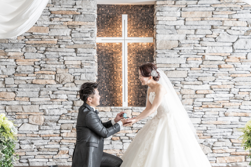 石造りのチャペルでプロポーズを