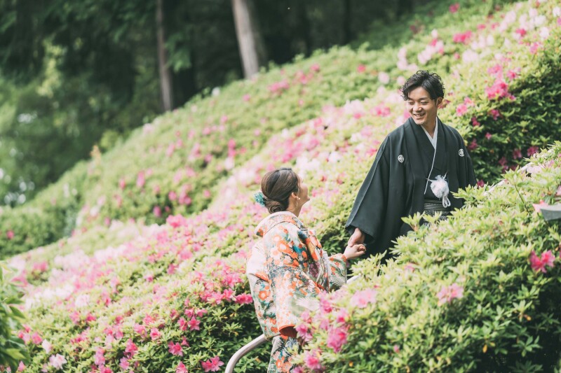 ツツジに囲まれて秘密の逢瀬