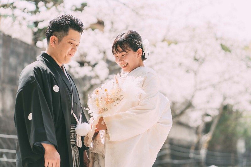 満開の桜を背景に